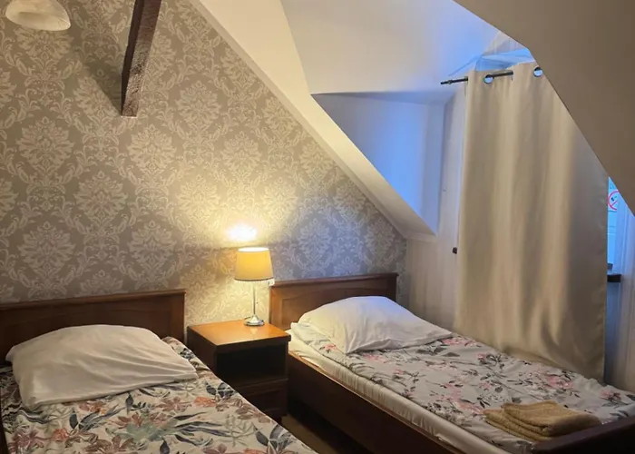 Dworek Bed & Breakfast 3*